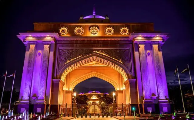 阿聯(lián)酋阿布扎比皇宮酒店設(shè)計極其豪華，耗資30億美元